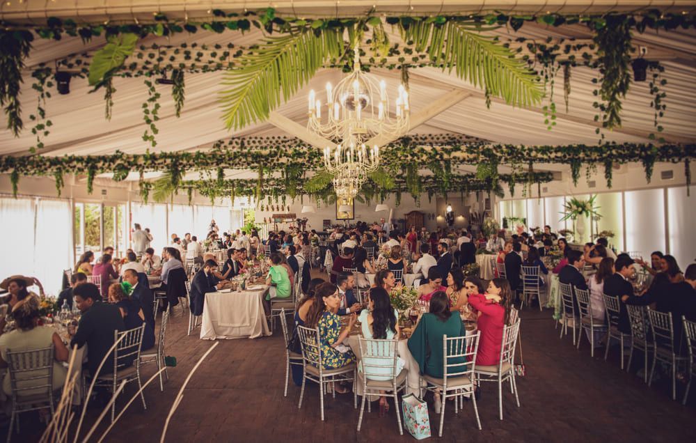 Salón interior de Finca Villa Mercedes preparado para banquete con luz natural