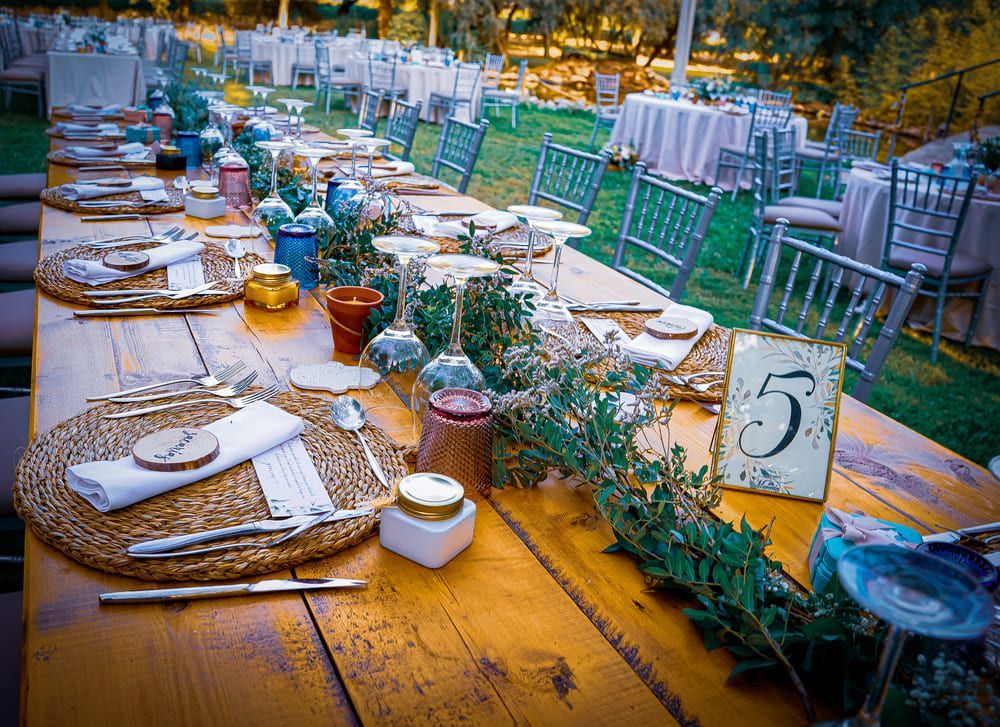 Mesa decorada junto al estanque de Finca Villa Mercedes con reflejos en el agua