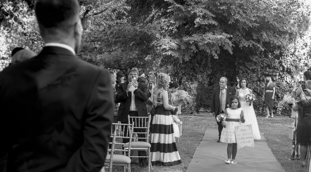 Ceremonia de boda al aire libre entre olivos en Finca Villa Mercedes