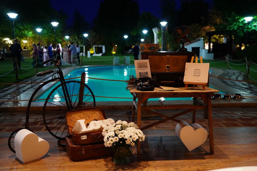 Pérgola de Finca Villa Mercedes decorada con guirnaldas de luces para la cena