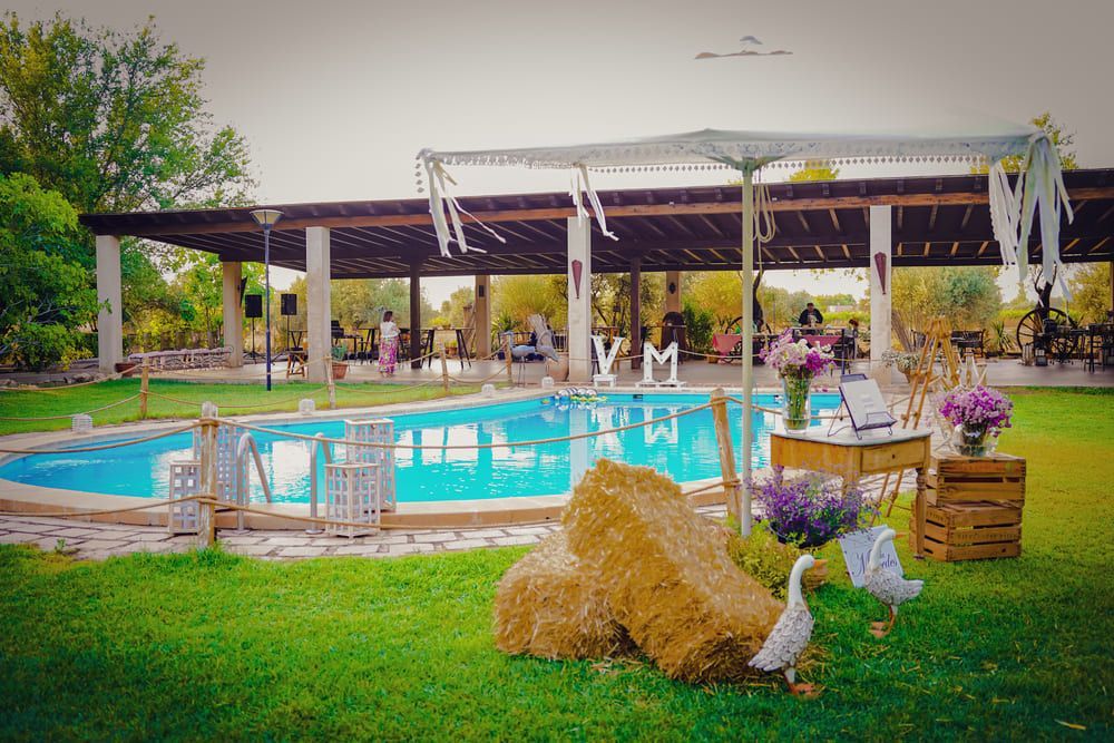Piscina de Finca Villa Mercedes con sombrillas y mobiliario chill out
