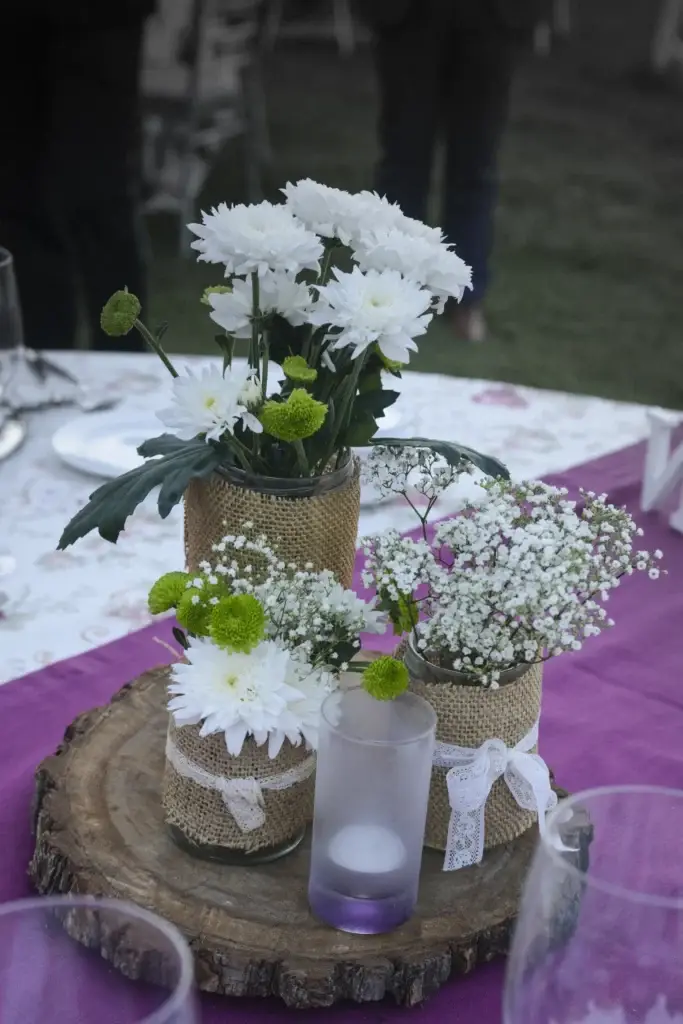 Tres tarritos de cristal con flores silvestres — Finca Villa Mercedes