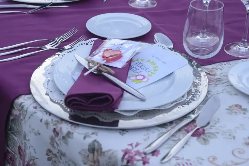 Detalle de minuta sobre plato de boda — Finca Villa Mercedes