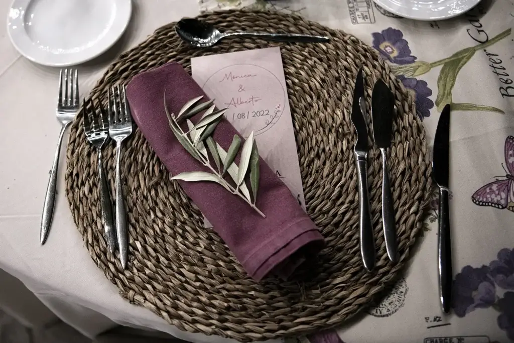 Carta de menú nupcial sobre mantel blanco — Finca Villa Mercedes